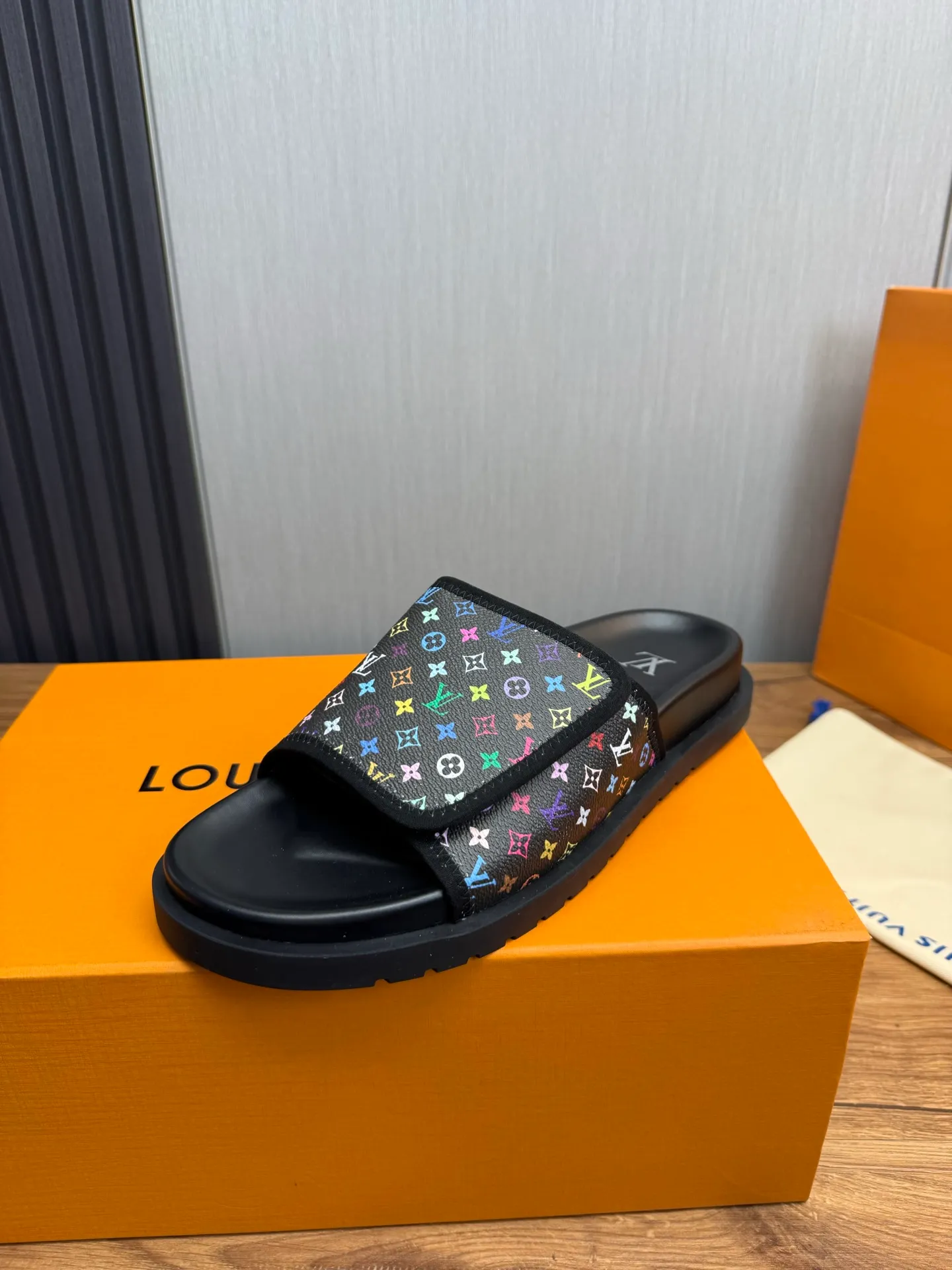 Men's shoes 💰340💰 ▪️LV's popular Little Red Book popular slippers hot sale: 1 shipment✅ Super textured and comfortable slippers, original TPU outsole. Authentic counter box drawer box packaging 🎁Size 38-45